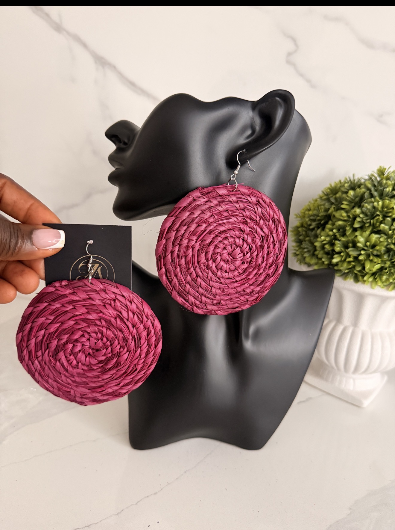Screenshot OLAEDO Berry Pink Raffia loop earrings - Image 1