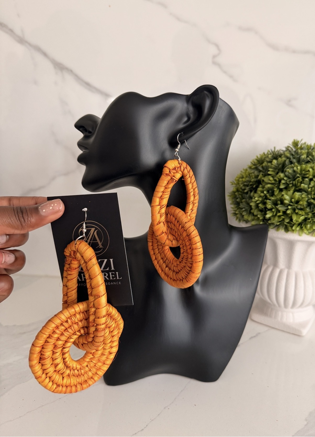 Screenshot OLAEDO orange Raffia Linked loop earrings - Image 1